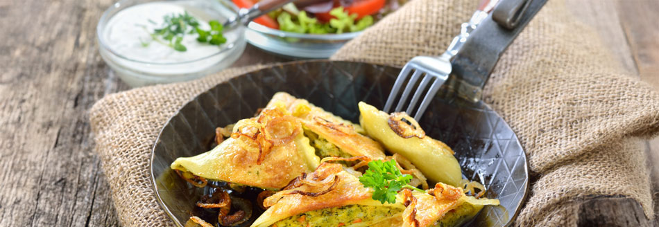 Kross gebratene Maultaschen in einer schweren Pfanne