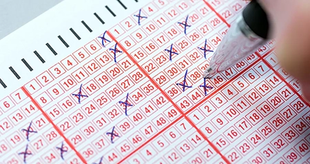 Lottozahlen: Jemand füllt einen Gewinnschein aus