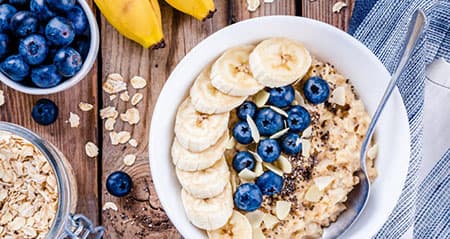 Eine Müslischale mit Banane