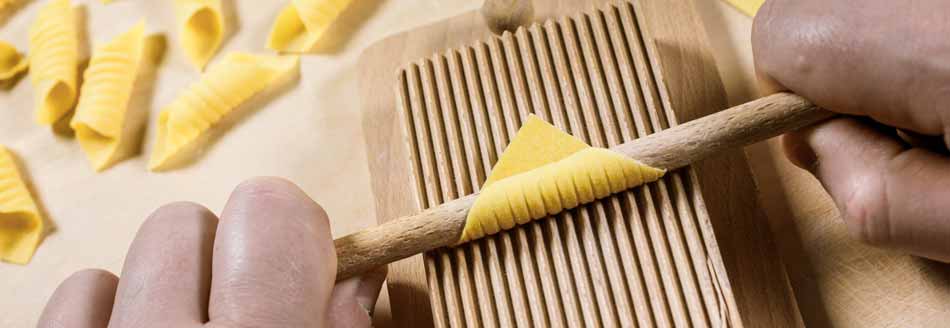 Herstellung der Pastasorte Garganelli