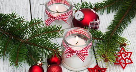 Wachs aus Gläsern lösen: Eine Kerze steht in einem Glas