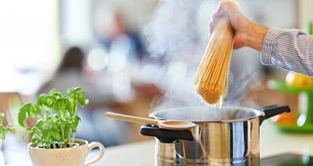 Eine Frau kocht Spaghetti: natürlich ohne Öl im Nudelwasser