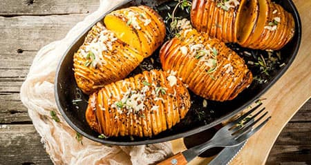 Herrliche Ofenkartoffeln warten darauf, weggenossen zu werden.