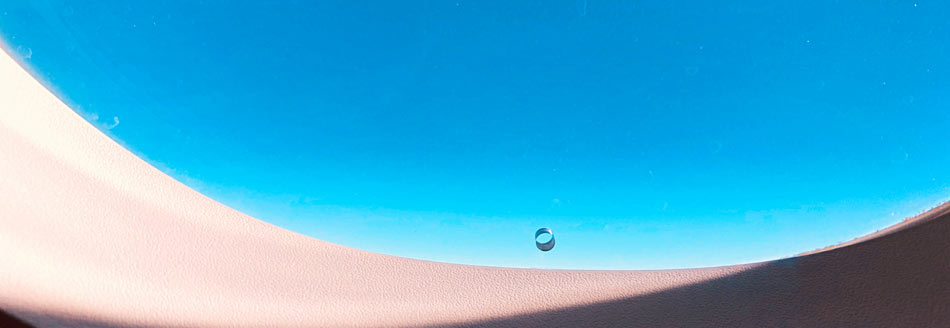 Warum ist ein Loch im Flugzeugfenster?