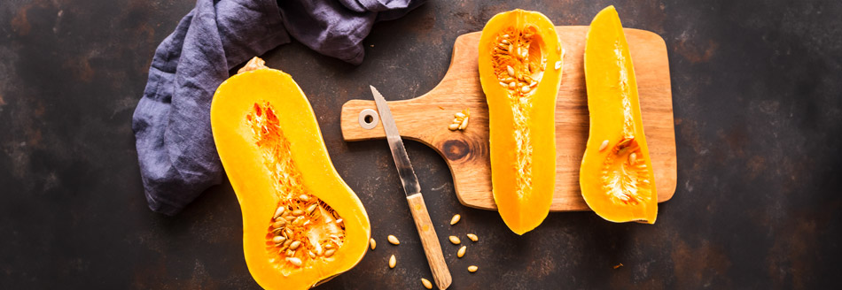 Ein Butternut-Kürbis hat sich ergeben und liegt aufgeschnitten in der Küche herum.