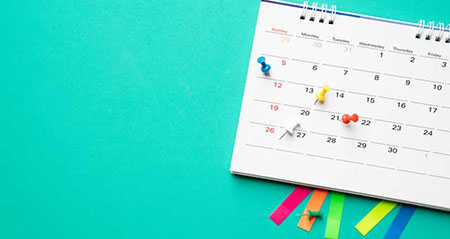 Brückentage in Deutschland: Ein Kalender liegt auf einem blauen Tisch