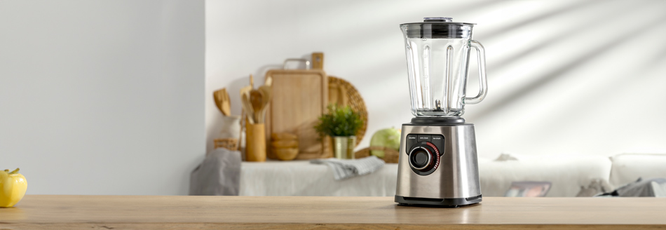 Mixer reinigen: Ein Standmixer steht in der Küche auf einer Holzoberfläche