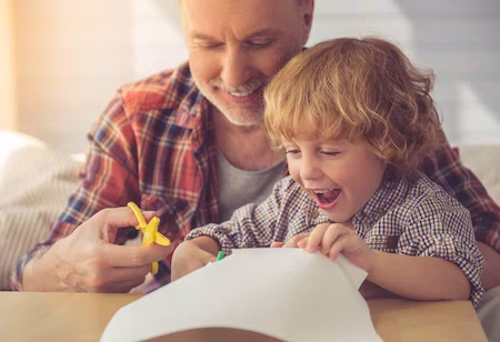 Basteln und Handarbeiten: Ein Mann bastelt mit einem Kind