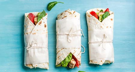 Lebensmittel mit viel Kalorien: Drei gefüllte Wraps