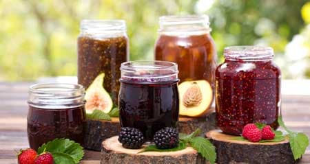 Marmelade kochen: verschiedene Marmeladen stehen nebeneinander