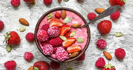 Frische und gefrorene Früchte in einem Smoothie