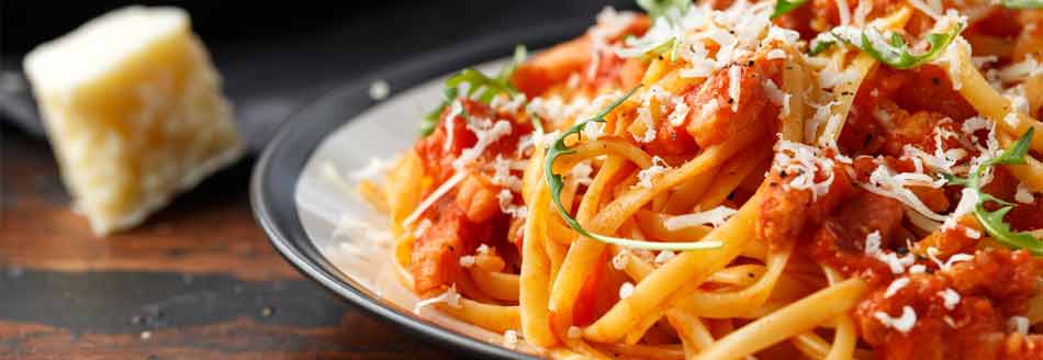 Gekochte Makkaroni mit Tomaten und Käse