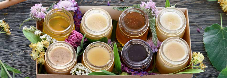 Trüber und klarer Honig in Gläsern