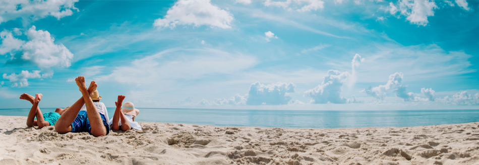 Ferien 2029: Eine Familie genießt die Ferien am Strand