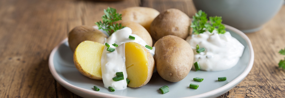 Leckere Pellkartoffeln haben sich mit einem Klecks Quark verköstlicht