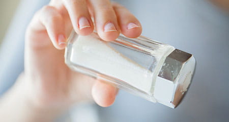 Hier findest du den Haushaltstrick zum Thema versalzenes retten