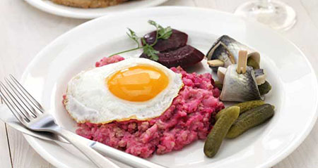 Labskaus mit Spiegelei, Rollmops und Gurken