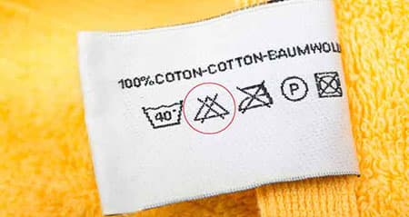 Wäsche bleichen: Ein gelbes Handtuch mit Waschetikett