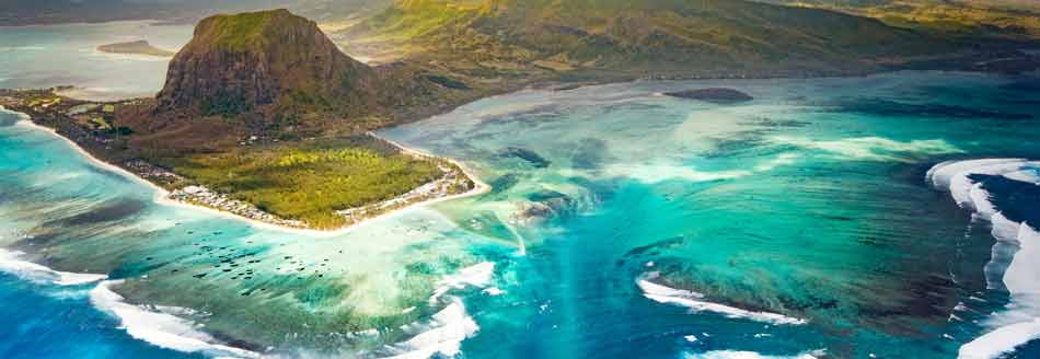 Der unterwasser-wasserfall bei mauritius