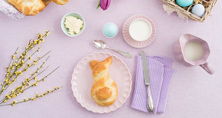 Ein Hefezopf auf einem Ostertisch