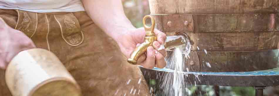 Oktoberfest: Ein Bierfass wird angezapft