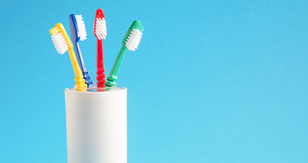 Zahnbürste richtig aufbewahren und vor Keimen schützen
