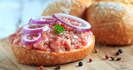 Hackepeter auf einer Schrippe