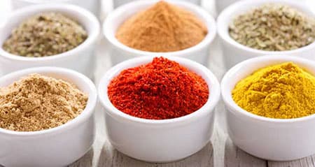 Gewürze in weißen Schalen