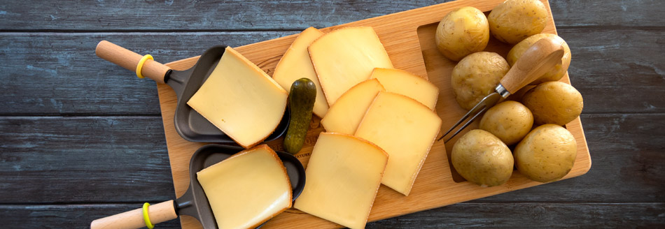 Raclettekartoffeln auf einem Holzbrett
