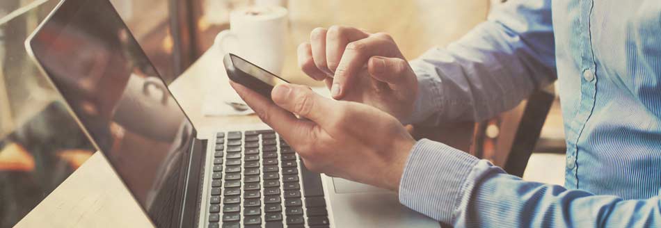 Handy orten: Ein Mann ortet sein Handy mit dem Computer