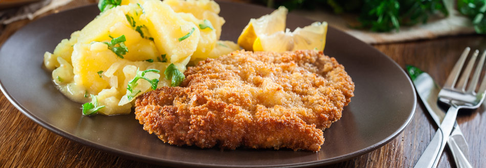 Ein Schnitzel liegt separat neben dem Kartoffelsalat