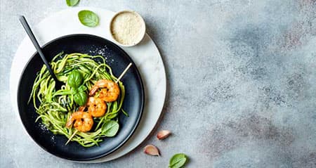 Blitzrezept: Zoodles mit Garnelen auf einem Teller