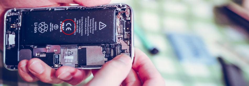 CE-Kennzeichnung: Ein offenes Handy mit Akku