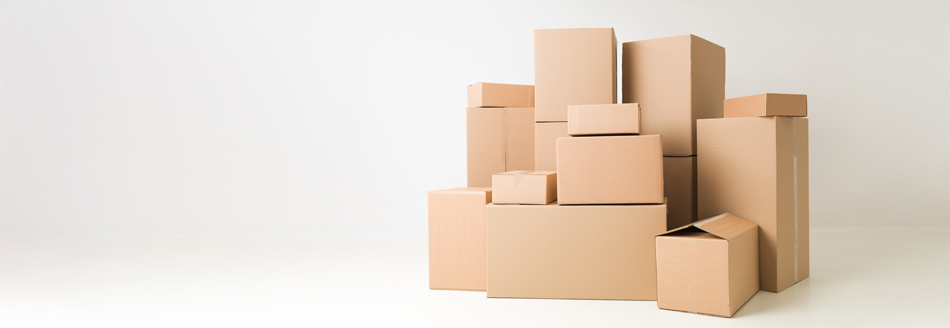 Aussprache Karton: Einige Kartons unterschiedlicher Größe stehen vor einem weißen Hintergrund beieinander