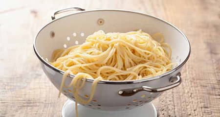 Schmand, Crème fraîche und saure Sahne stehen nebeneinander auf Holz