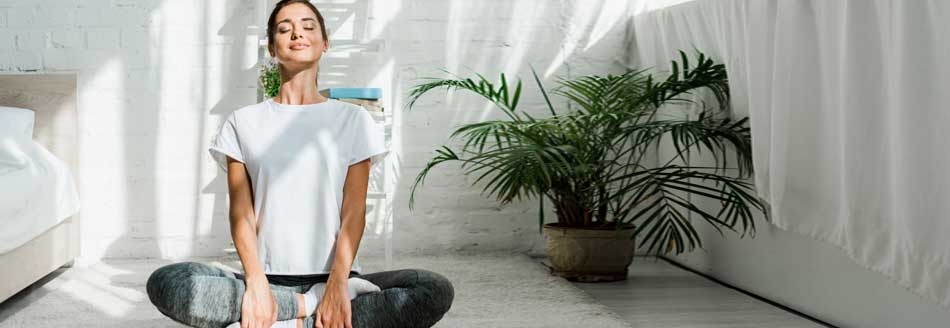 Eine Frau macht Yoga