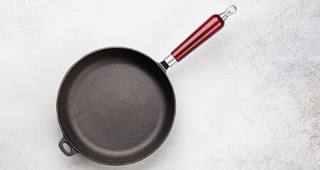 Darum solltest du die Pfanne nicht mit kaltem Wasser ausspülen