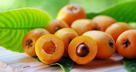 Dieses Obst ist eine: loquat