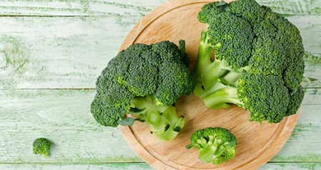 Brokkoli liegt auf einem Holzbrett