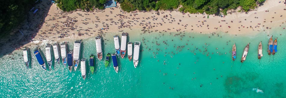 Die Maya Bucht auf der thailändischen Insel Ko Phi Phi Leh ist seit einem Film mit Leonardo DiCaprio regelmäßig überlaufen