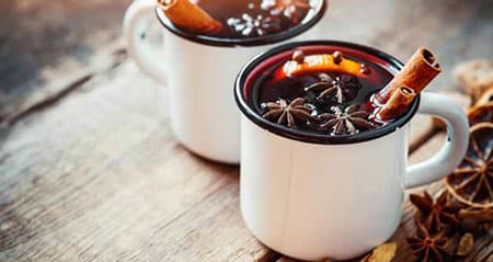 Rezept für Glühwein: Eine Tasse mit Glühwein