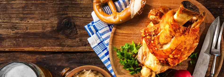 Oktoberfest: Eine Schweinshaxe auf einem Teller