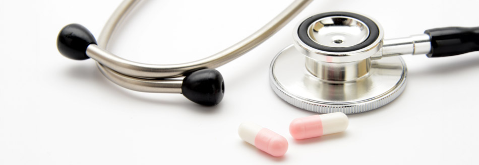 Eisenmangel erkennen: Ein Stethoskop liegt neben zwei Kapseln