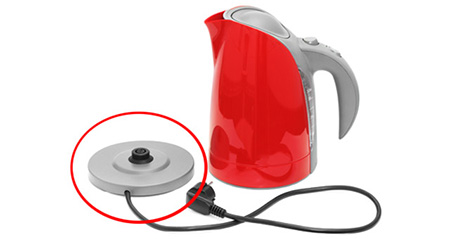 Ein Wasserkocher steht neben dem Aufheizsockel