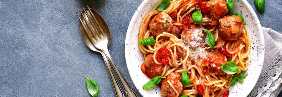 Gekochte Spaghetti mit Fleischbällchen
